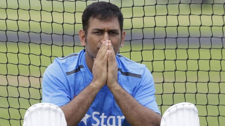 गावस्कर ने किया धोनी का बचाव...