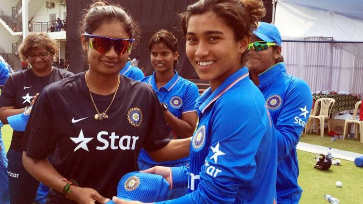 निजहत को कैप सौंपतीं मिताली राज 