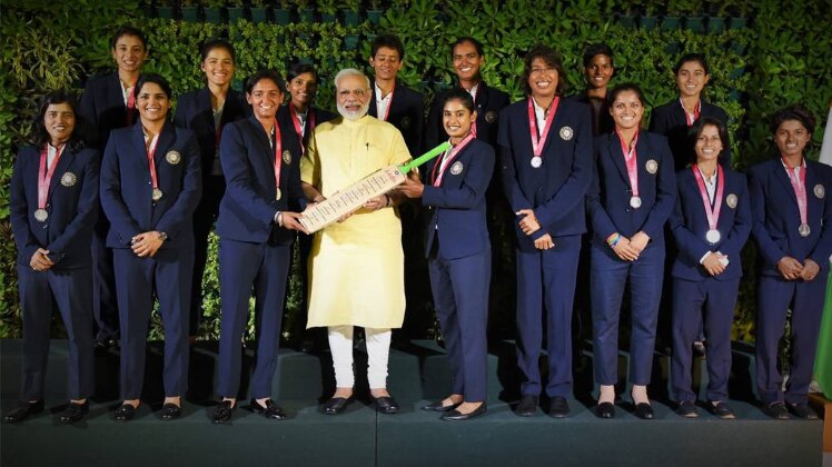 महिला क्रिकेट टीम के साथ पीएम मोदी 