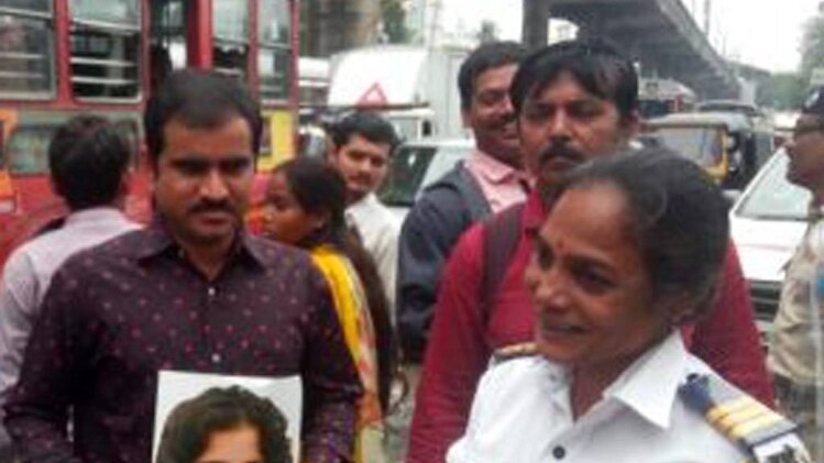  आरजे मलिष्का के समर्थन में मुंबई में निकली रैली, पुलिस को दिया गया बाम