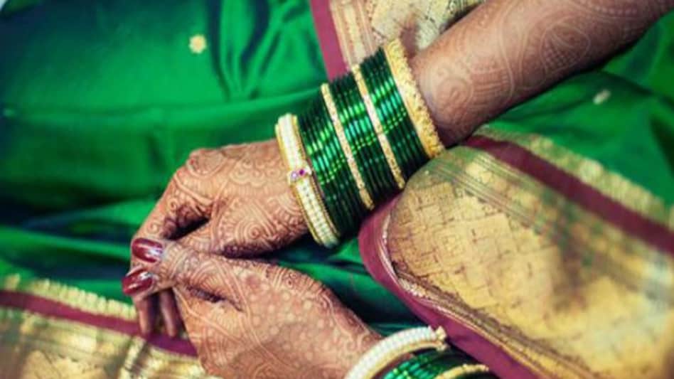जानिये, सावन में महिलाएं क्यों पहनती हैं हरी चूड़ियां और हरे कपड़े - why women wear green bangles and green sari in sawan - AajTak