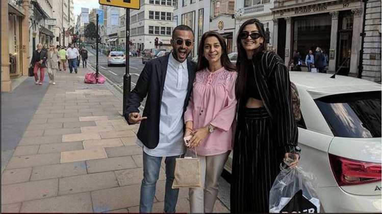 आनंद आहूजा, जूही चावला, सोनम कपूर