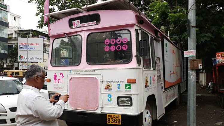 बंद पड़ा एक महिला टॉयलट 