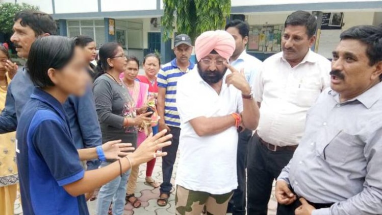एडीएम हरबीर सिंह को आपबीती सुनाती पीड़ित छात्रा