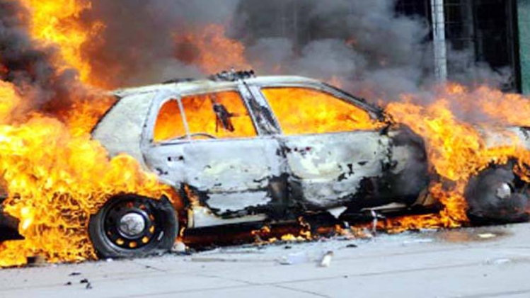 मनचलों की कार को आग के हवाले कर दिया