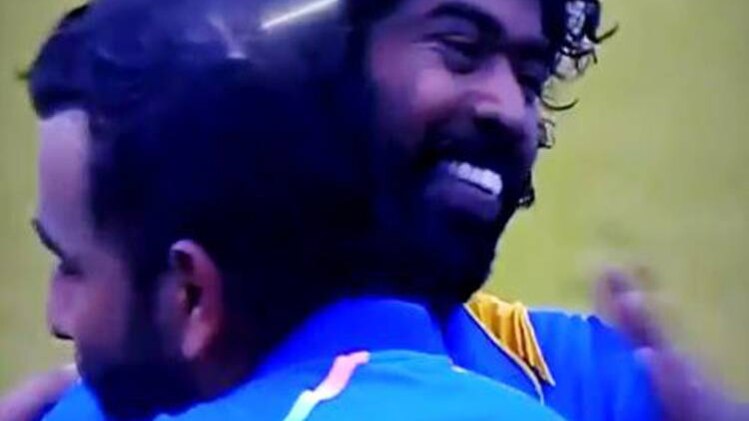 मलिंगा से गले मिलते रोहित शर्मा 