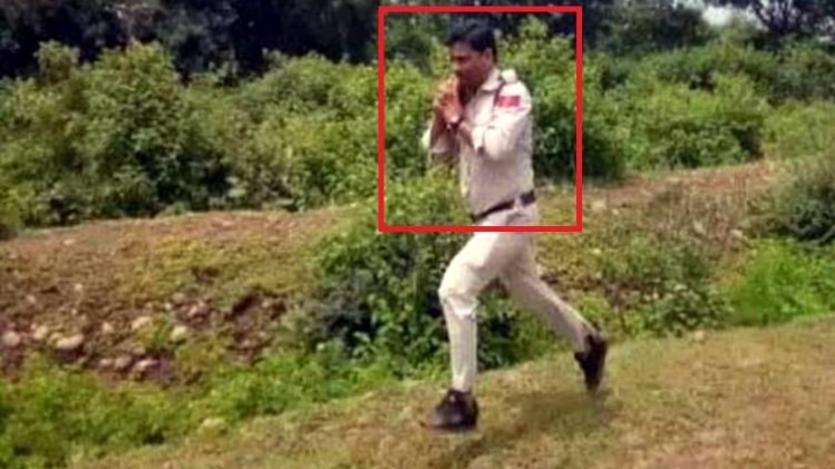 कंधे पर बम लेकर दौड़ते अभिषेक पटेल