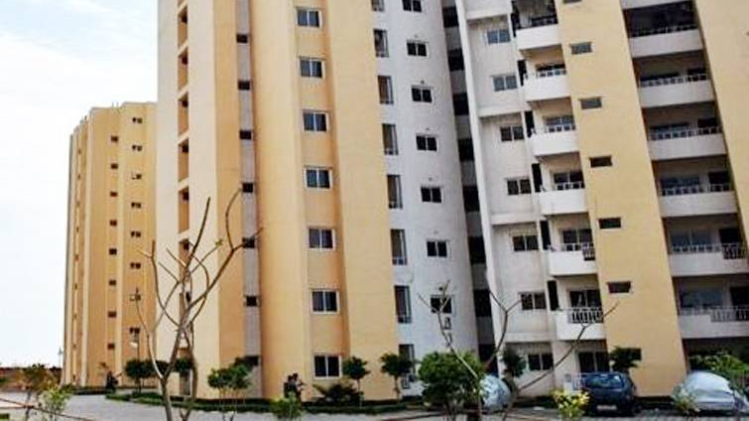 फ्लैट नहीं देने के आरोप में FIR