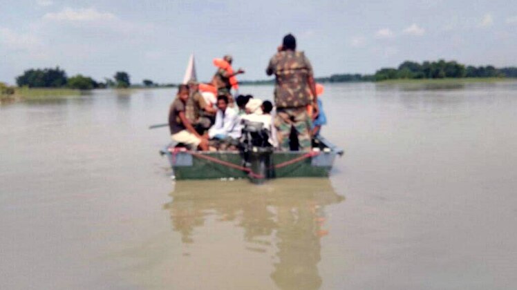 बाढ़ में घिरे लोगों को सुरक्षित निकाले जाने का कार्य युद्ध स्तर पर किया जा रहा है.