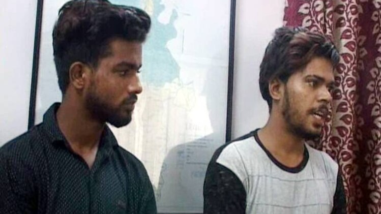 पुलिस गिरफ्त में खड़े आरोपी