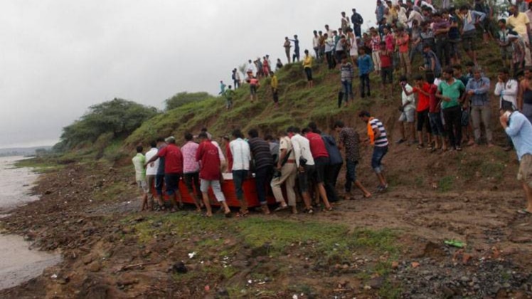 क्षमता से ज्यादा लोग थे सवार 
