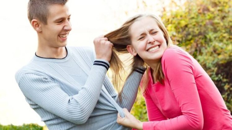 भाई बहन के लिए प्रतिकात्मक तस्वीर 