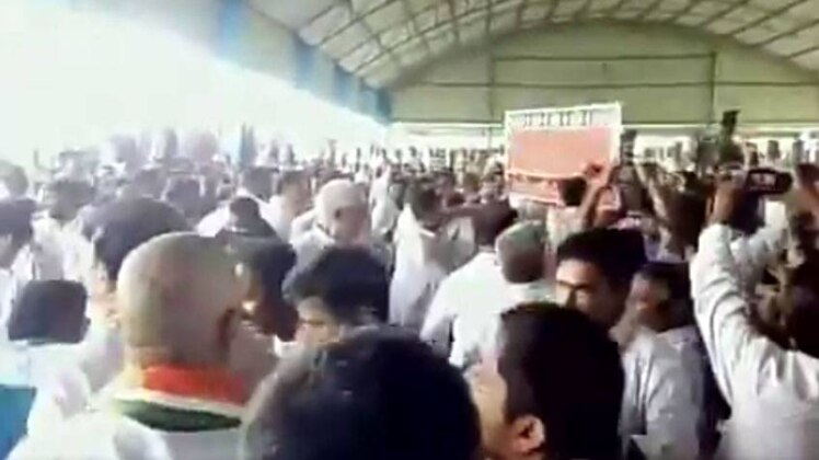 कार्यकर्ताओं के बीच चली कुर्सियां