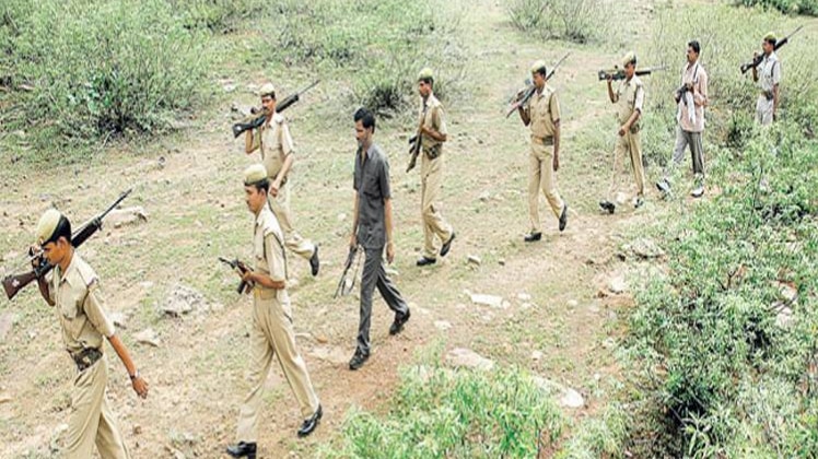 बीहड़ में पुलिस (फाइल फोटो)