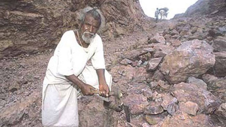 दशरथ मांझी ने चीर दिया था पहाड़