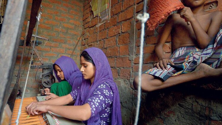 भविष्य का भय: हथकरघे में बनारसी साड़ी तैयार करतीं वाराणसी की बुनकर