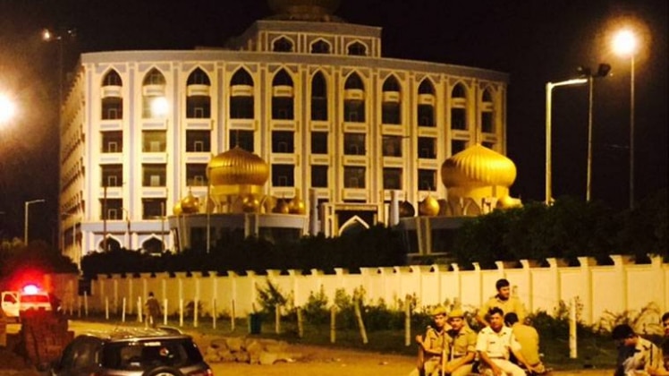 हज हाउस के बाहर तैनात पुलिस 