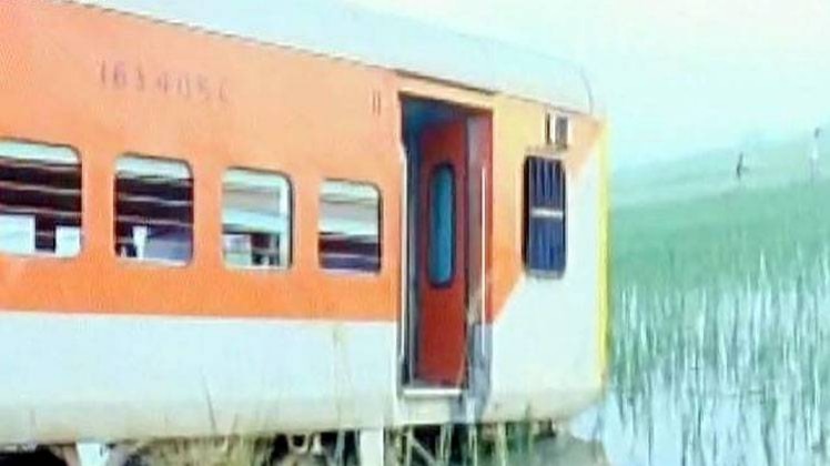 औरेया में पटरी से उतरी कैफियत एक्सप्रेस 