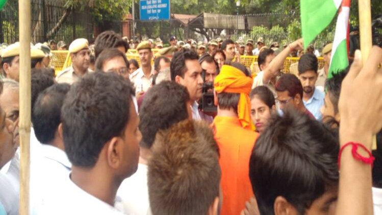 दिल्ली विधानसभा के बाहर हिरासत में लिए गए कपिल मिश्रा