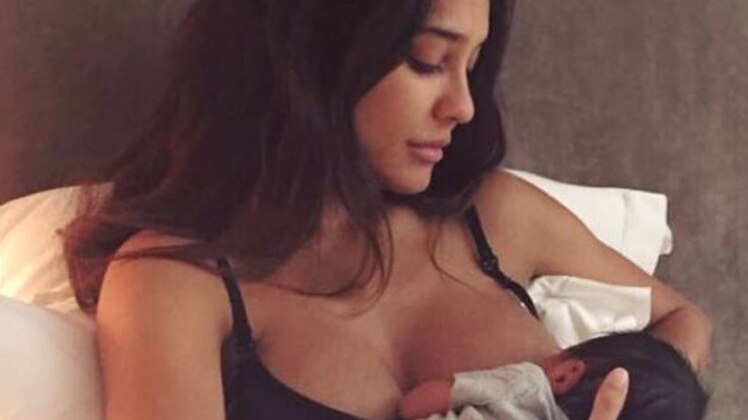 अपने बेटे को स्तनपान कराती लीजा हेडन