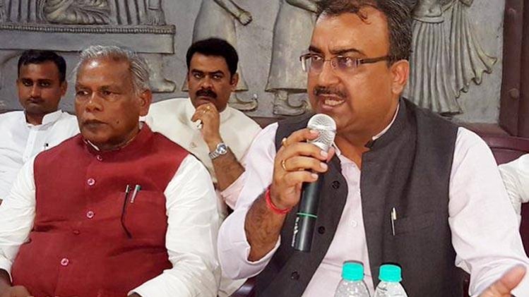 मंगल पांडे (दाएं)