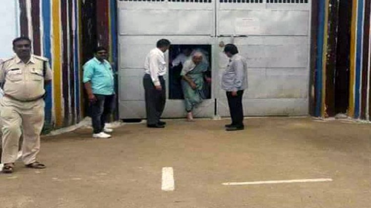 जेल से बाहर आतीं मेधा पाटकर 