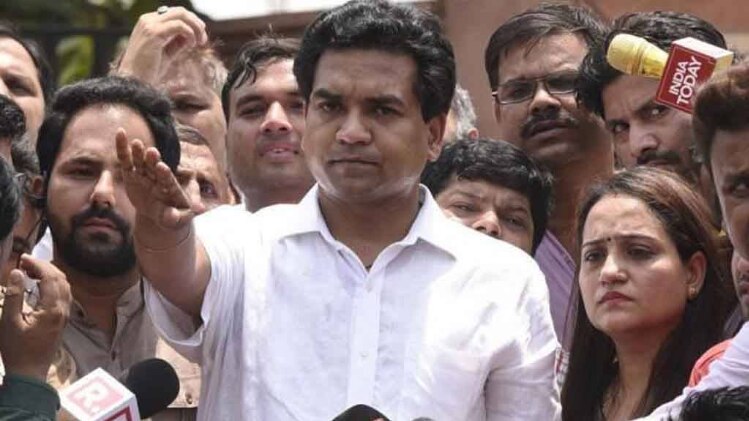 अरविंद केजरीवाल की AAP सरकार के खिलाफ मोर्चा खोले हुए हैं कपिल मिश्रा