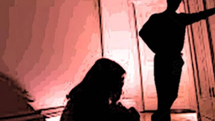 विरोध करने पर सिगरेट से दागते थे शरीर