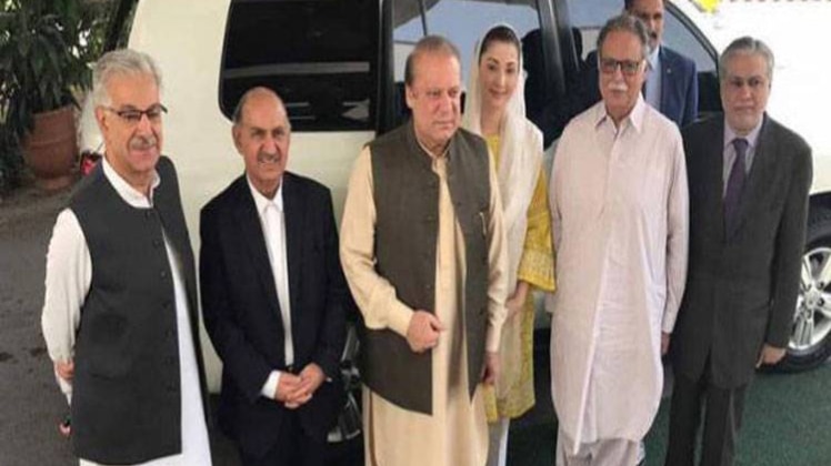 अपनी बेटी और साथी नेताओं के साथ नवाज शरीफ (फाइल फोटो)