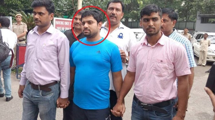 पुलिस पकड़े गए आरोपी से पूछताछ कर रही है