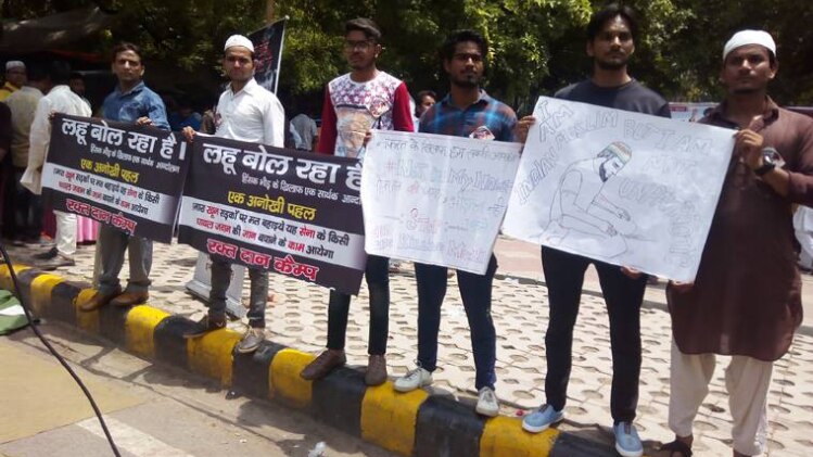 इस दौरान प्रदर्शनकारियों ने रक्तदात भी किया