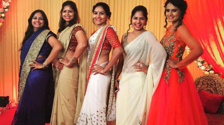 प्रशांति सिंह अपनी सभी बहनों के साथ 