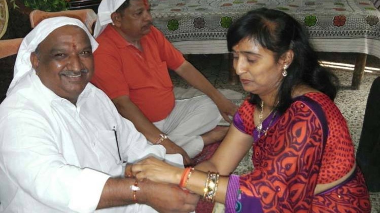 इलाहाबाद के जाहिद खान को राखी बांधती मुंहबोली हिंदू बहन 