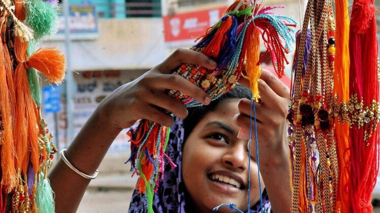राखी के बाजारों में रौनक 