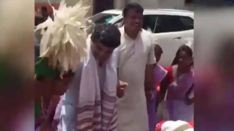 आदिवासियों संग डांस करते कांग्रेसी नेता