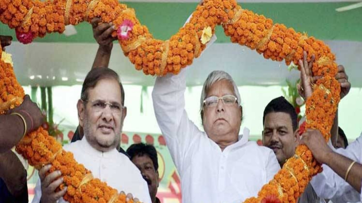 शरद यादव BJP से गठबंधन करने के नीतीश कुमार के फैसले से नाराज हैं