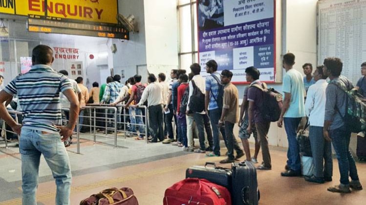 रेलवे स्टेशन पर फंसे सैंकड़ों यात्री