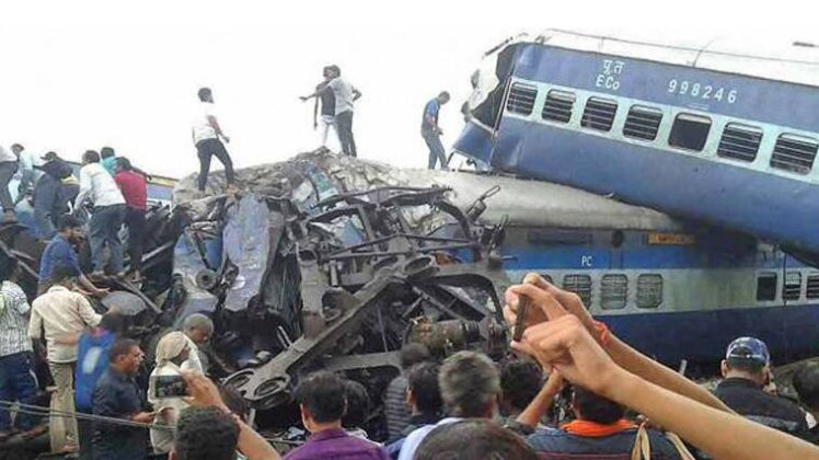 यूपी के खतौली में पटरी से उतरी ट्रेन 