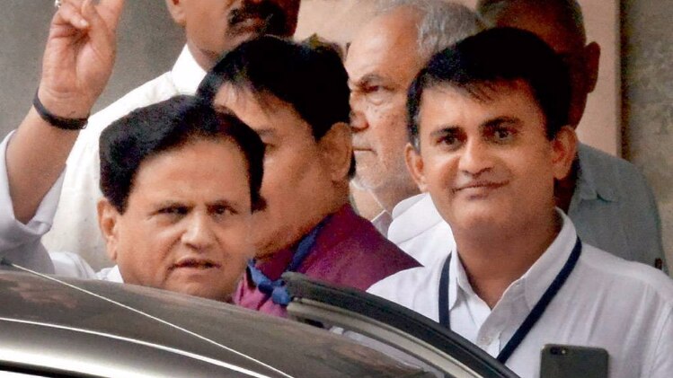 निर्वाचित घोषित होने के बाद अहमद पटेल