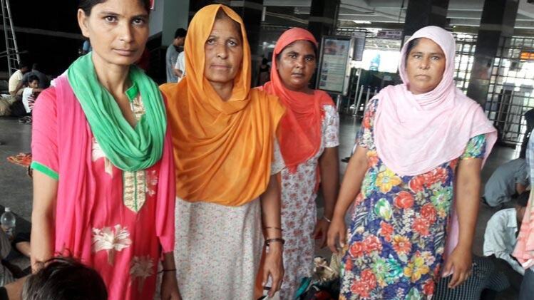 दिल्ली में फसे कई यात्री