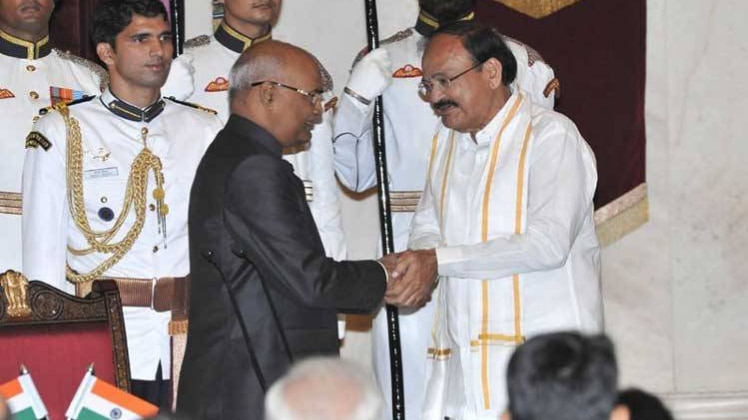 शपथ ग्रहण समारोह में राष्ट्रपति रामनाथ कोविंद के साथ वेंकैया नायडू