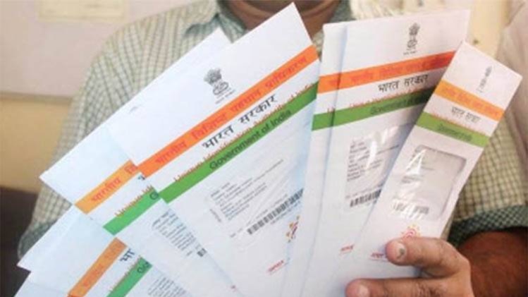 PAN, मोबाइल नंबर के बाद ड्राइविंग लाइसेंस भी करना होगा आधार से लिंक