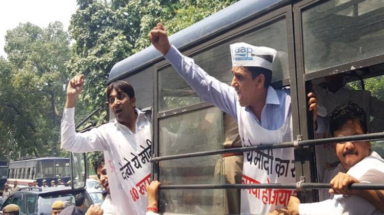 AAP विधायकों का पेट्रोलियम मंत्रालय के बाहर प्रदर्शन