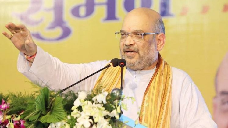 सड़क पर लगाई झाड़ू 