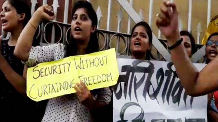 बीएचयू में प्रदर्शन करती छात्राएं