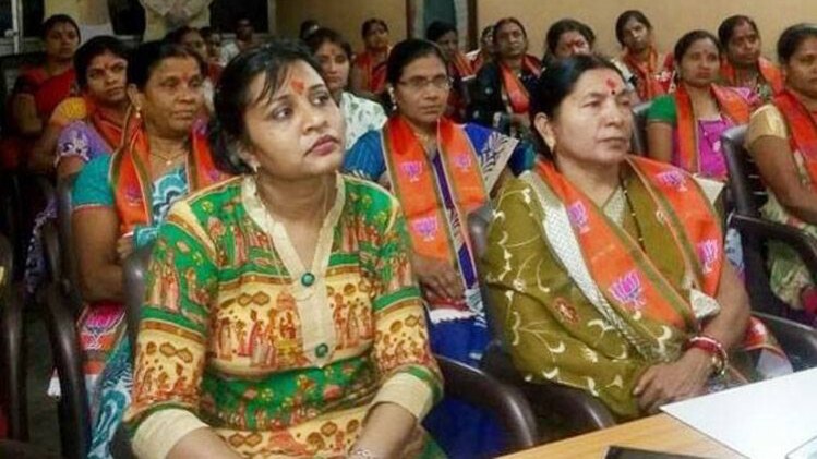 महिला नेताओं के दो गुटों में हाथापाई