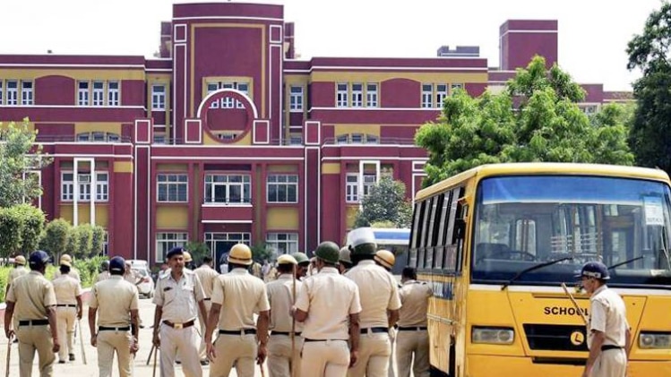 स्कूल के अंदर तैनात पुलिसकर्मी