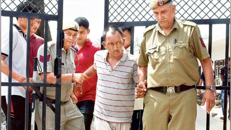 ग्रामीणों ने अशोक के परिवार का बहिष्कार किया