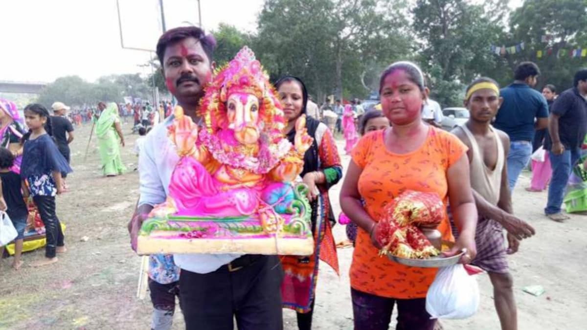 धूमधाम से हुई गणपति की विदाई, यमुना के प्रदूषण से नहीं बच पाए बप्पा - ganpati visarjan 2017 ganesh chaturthi yamuna pollution - AajTak