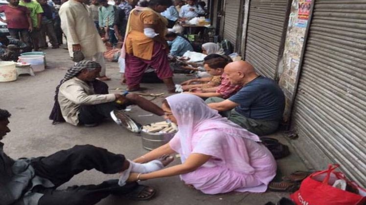 फुटपाथ पर मरहम पट्टी 